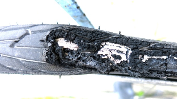 Nahaufnahme des verbrannten Teils eines Fahrradreifens